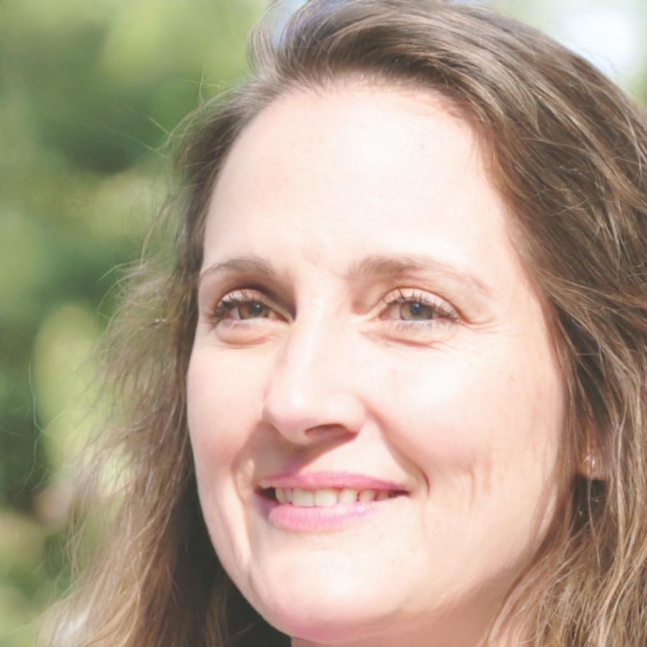 Portrait professionnel de Céleste Moreau, experte en finance d'entreprise