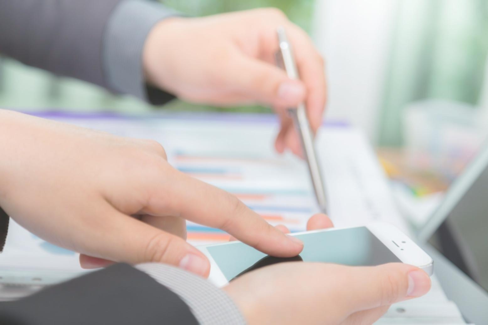 Formation financière avec expert en salle de cours moderne